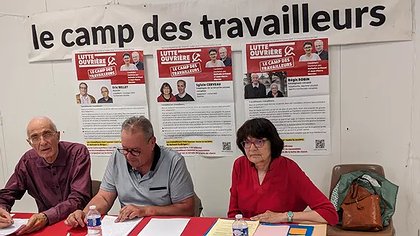 Illustration En réunion publique, les candidats Lutte ouvrière renvoient le RN et le Nouveau front populaire dos-à-dos