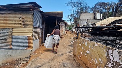 Illustration des familles vivent encore au milieu des ruines