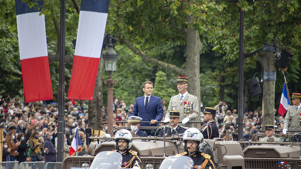 Illustration - Macron se rêve en chef de guerre