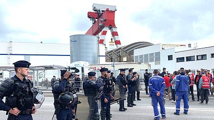 Illustration Bayrou et 4 ministres sont sur un bateau...