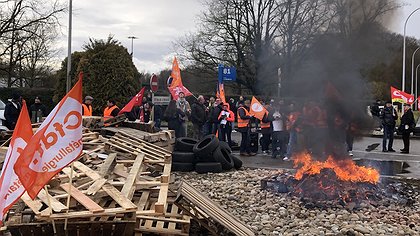 Illustration Les travailleurs ne veulent pas « mourir » avec l’usine
