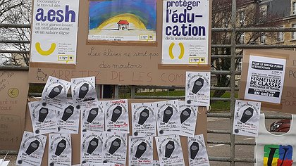 Illustration La saignée continue dans les écoles