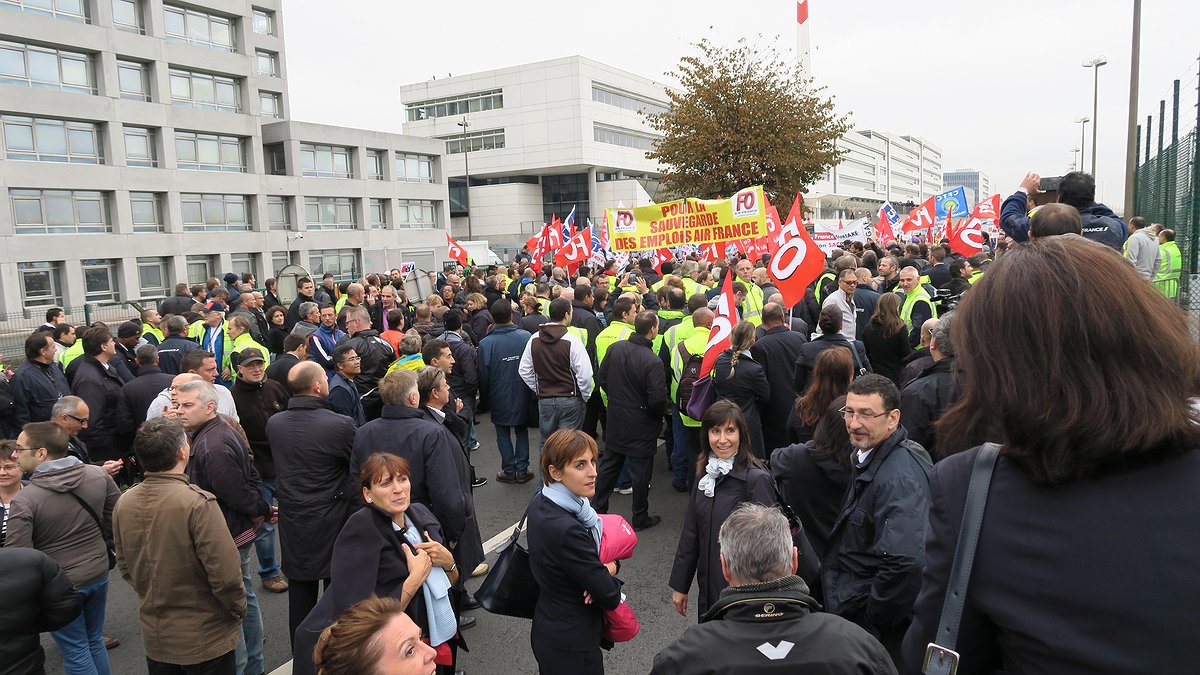 Illustration - la direction tombe le masque… et la chemise