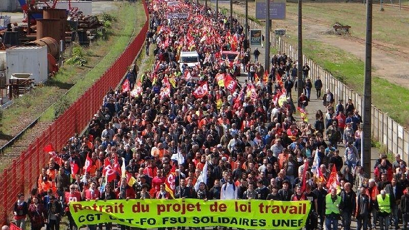 Illustration - dans la rue  malgré l’interdiction de manifester