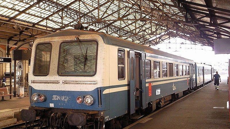 Illustration - grève contre des suppressions de postes