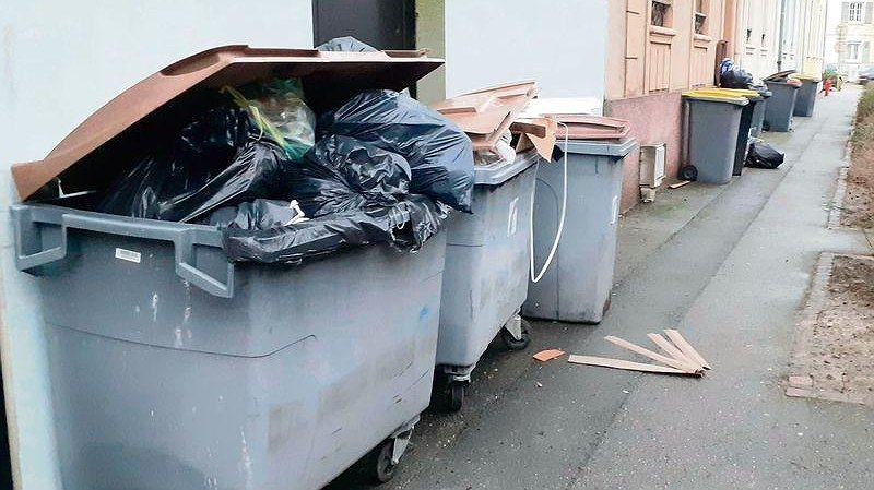 Illustration - la coupe est pleine, les poubelles aussi…