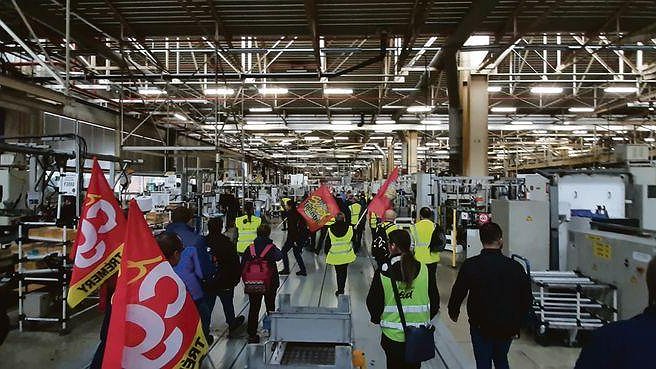 Illustration - plus de 2 000 suppressions d’emplois programmées !