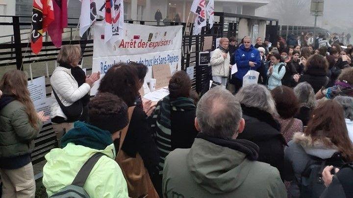 Illustration - enfants à la rue, parents et enseignants solidaires